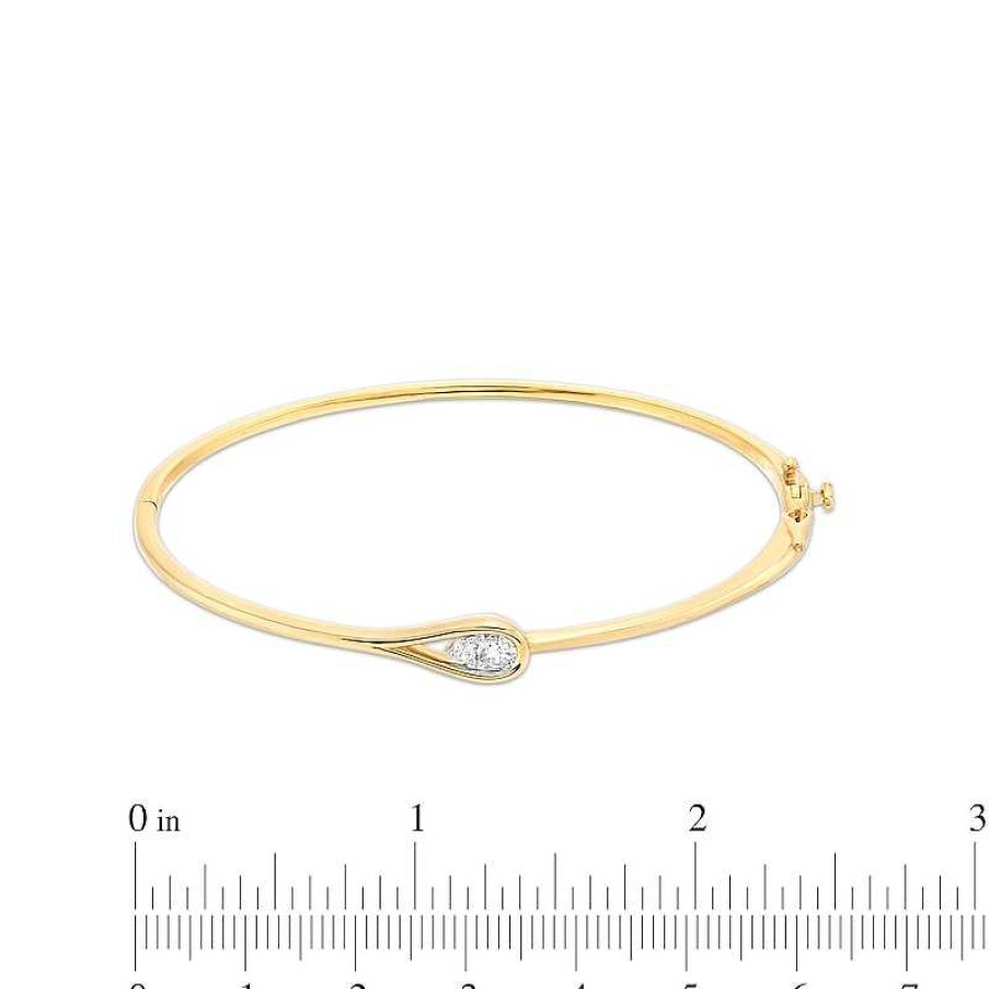 Bracelets Zales | 1/4 Ct. T.W. Certified Pear-Shaped Lab-Created Multi-Diamond Sideways Bangle In 14K Gold (F/Si2) - 7.25"